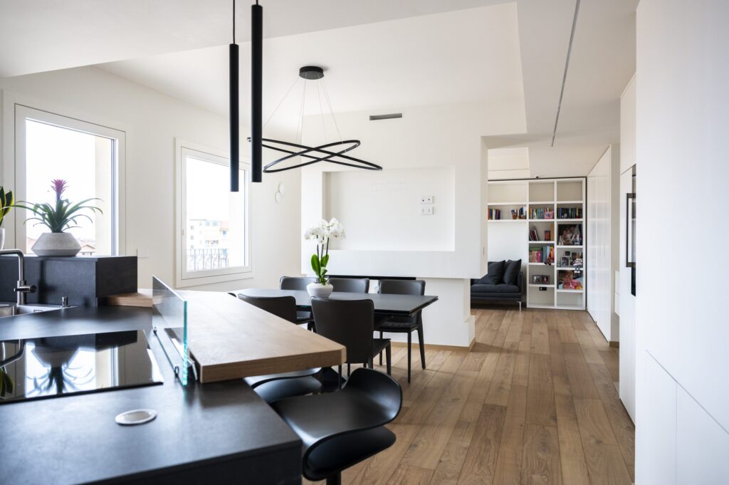 Ettore, parquet in rovere bio liscio con finitura naturale in un ambiente moderno con arredo bianco e nero.