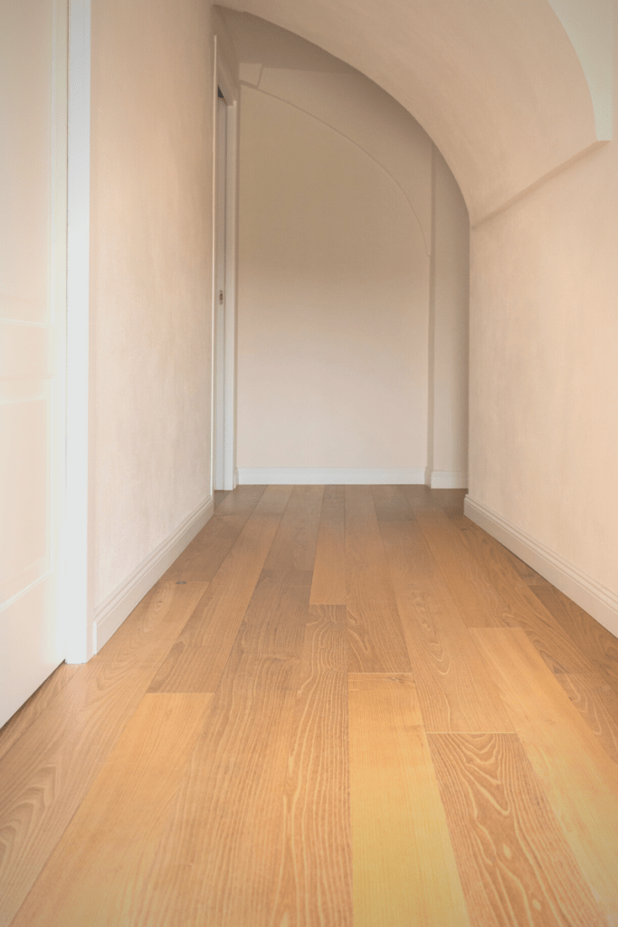 Parquet Aiace in acacia bio levigata e spazzolata con finitura all'acqua naturale, adatto sia ad ambienti classici che moderni.