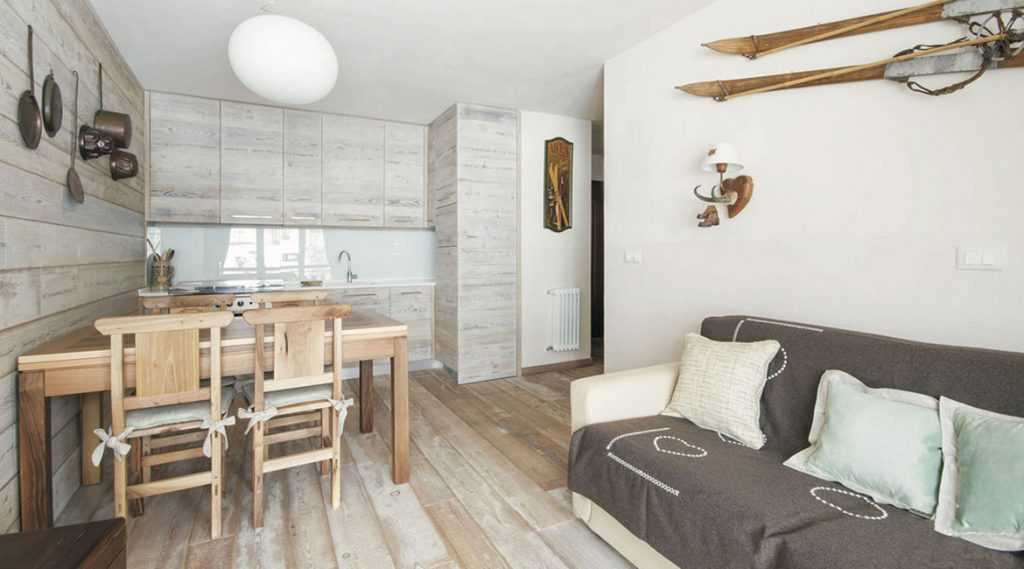 Appartamento in montagna con pavimento, boiserie e cucina in larice bio sbiancato.